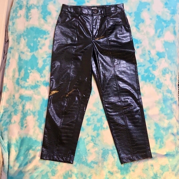 Stylish Outfit Fuax Leather Pants Sz 8 +Silky camisole+Gold-tone Necklace - Picture 2 of 10